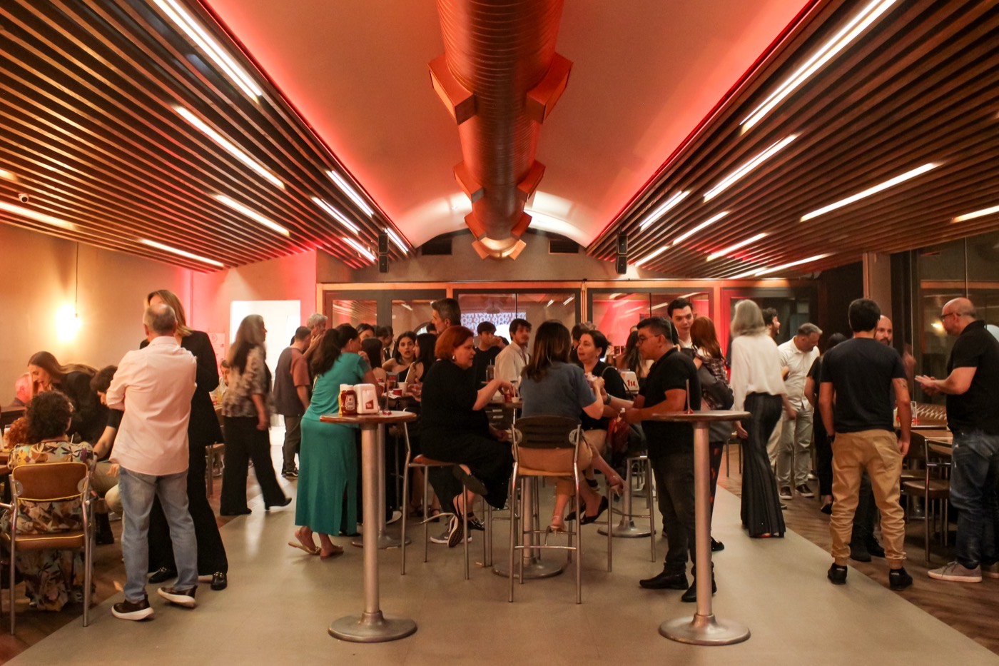 Festa com convidados no salão